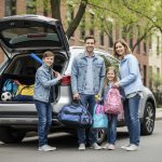 Famille avec SUV dans une rue urbaine printanière
