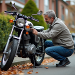 Homme inspectant une moto Dax 125 dans la rue