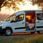 Véhicule Peugeot Partner Tepee en campagne avec intérieur cosy